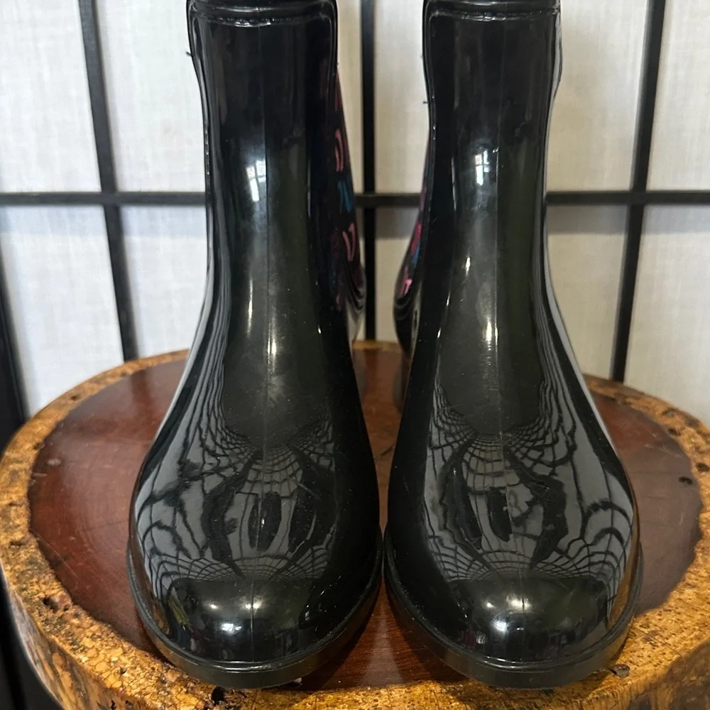 Juicy Couture Glossy Black Boots with Vibrant Accents 7